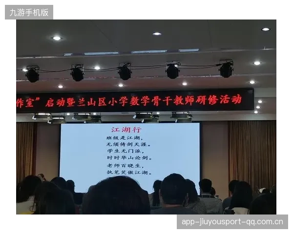 跳水裁判全体起立为满分动作鼓掌：一场视觉与心灵的盛宴